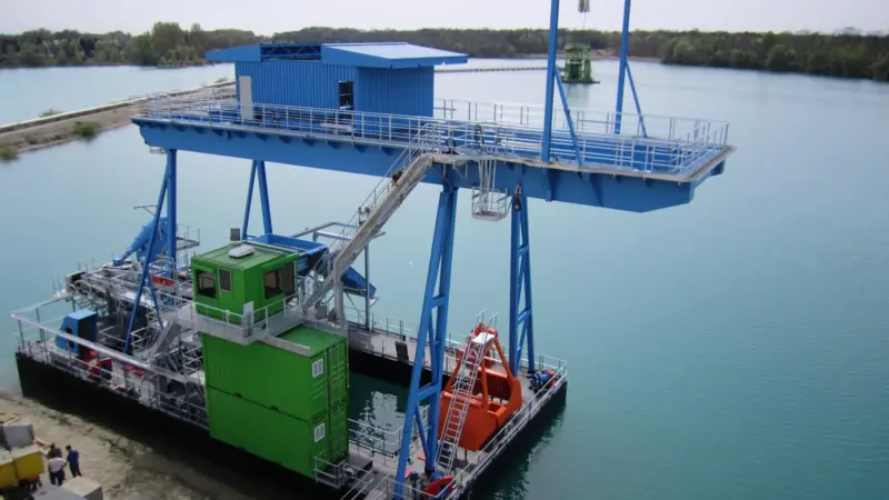 The new floating gantry clamshell dredge