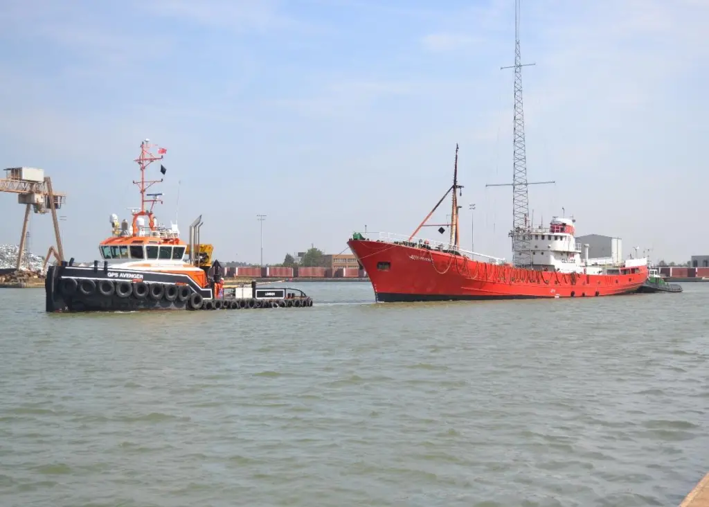 'GPS Avenger' tows 'Ross Revenge' out of Tilbury dock with 'Horton' steering at stern