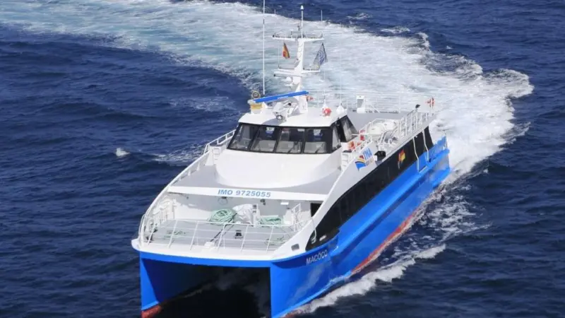 Macôco makes a hard turn to starboard during sea trials off Spain