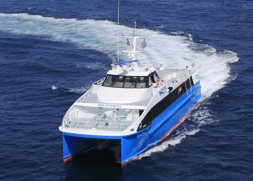 Macôco makes a hard turn to starboard during sea trials off Spain