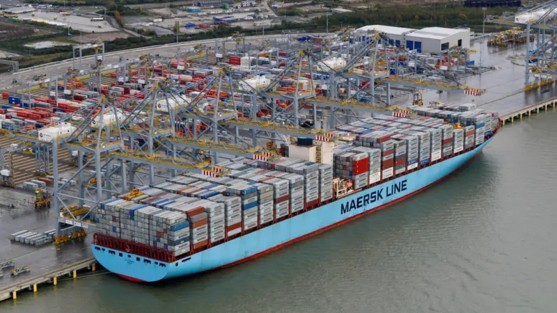 The 'Edith Maersk' is the largest ship to traverse the Thames river so far