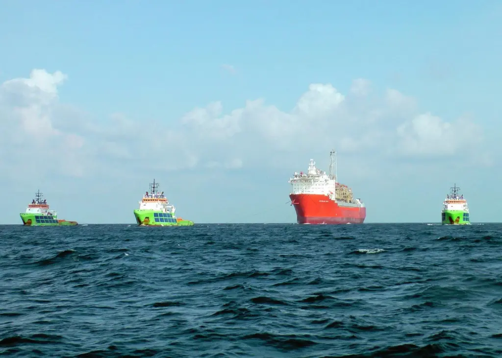 The 'Petrojarl Knarr' in the safe hands of Fairmount tugs (Fairmount)