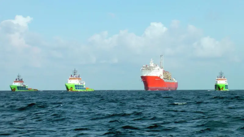 The 'Petrojarl Knarr' in the safe hands of Fairmount tugs (Fairmount)