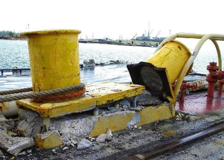Bollards will often fail parallel to the line of the quayside
