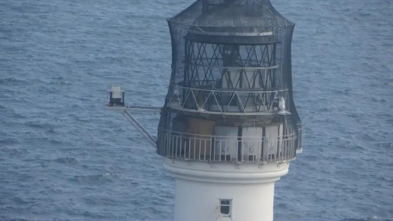 Successful installation was completed safely by a range of specialists under the supervision of SgurrEnergy and the Northern Lighthouse Board