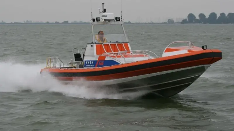 The boat has a length of 9.15m, beam of 3.30m and can reach a maximum speed of 36 knots