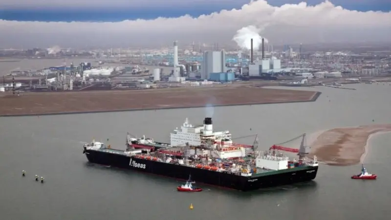 Tugs ‘RT Magic’ and ‘RT Spirit’ assisting 'Pieter Schelte' to her berth (Photo: KOTUG/Van der Kloet)