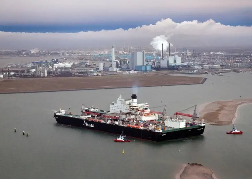 Tugs ‘RT Magic’ and ‘RT Spirit’ assisting 'Pieter Schelte' to her berth (Photo: KOTUG/Van der Kloet)