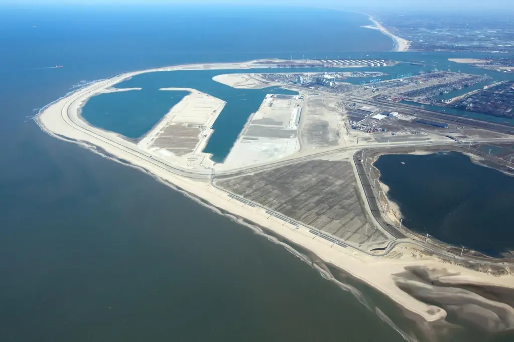 The main waterway elements of Maasvlakte 2 are now in place (Aeroview)