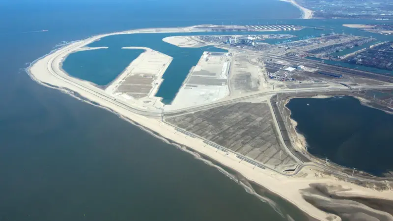The main waterway elements of Maasvlakte 2 are now in place (Aeroview)