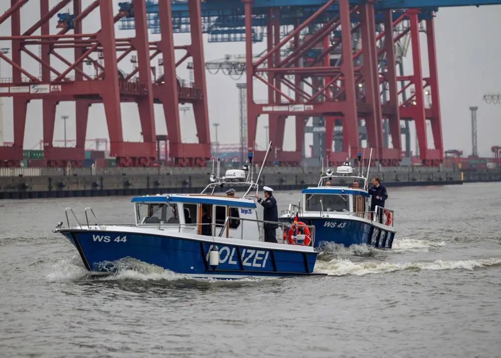 Finnish police boats make waves in Hamburg