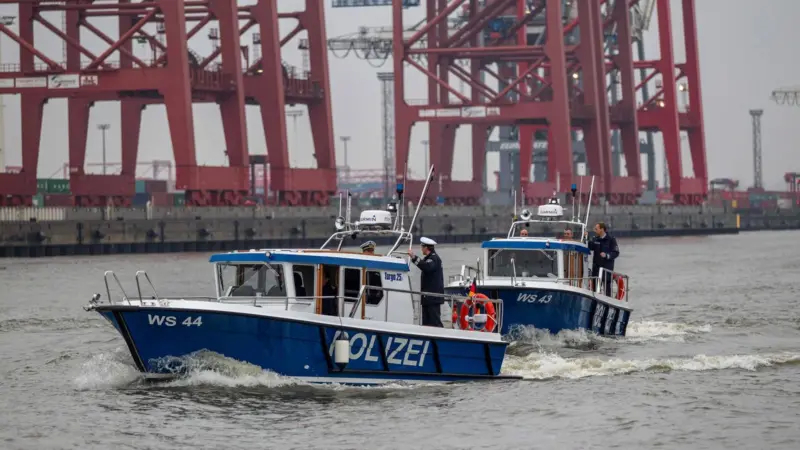 Finnish police boats make waves in Hamburg