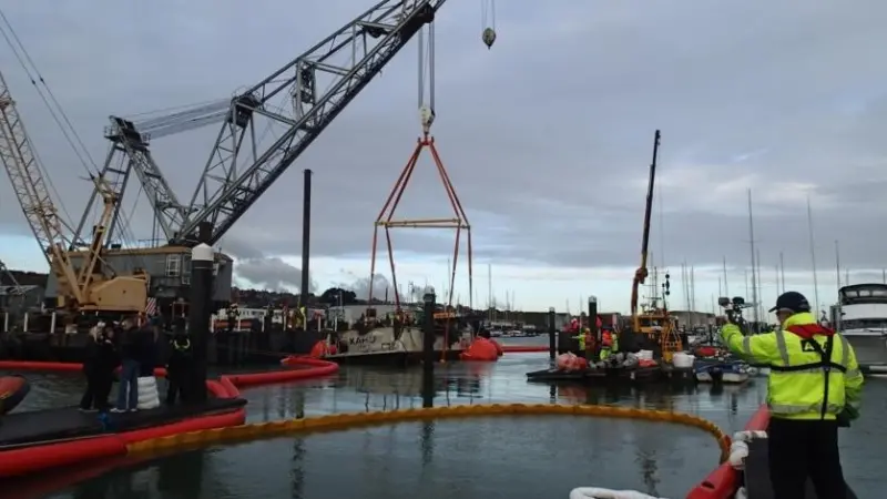Adler & Allan working on the 'Kahu' cleanup