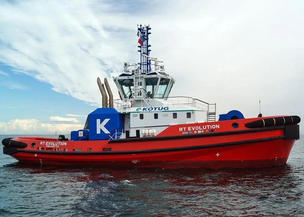The new AlphaBridge console has been installed on the Robert Allan-designed ART 80-32 hybrid tug 'RT Evolution'
