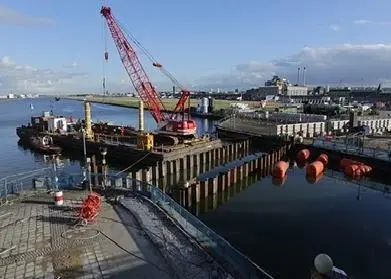 The installation of the cofferdams allowed the water in the Connaught Passage to be pumped out to create a dry construction site