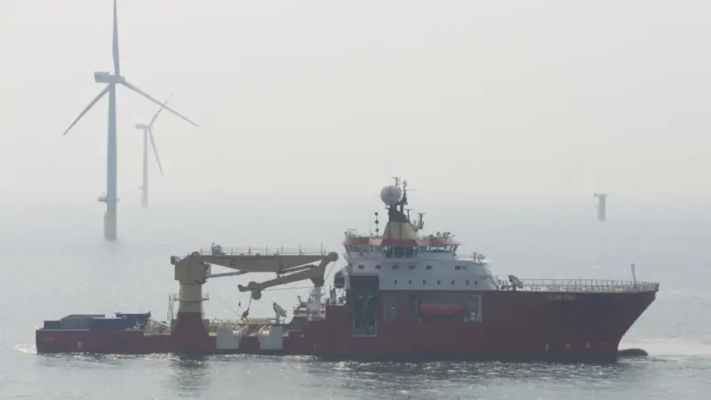 'Polar King' working on Gwynt y Môr