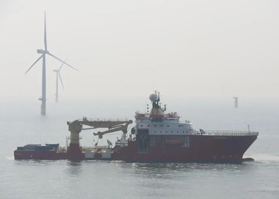 'Polar King' working on Gwynt y Môr