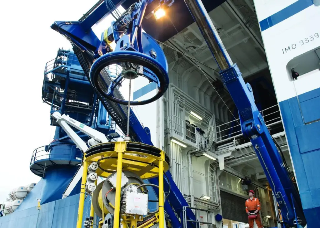 Rolls-Royce has aimed its LARS at the tooled up, heavier work ROVs and built the units with a 12 tonne capability