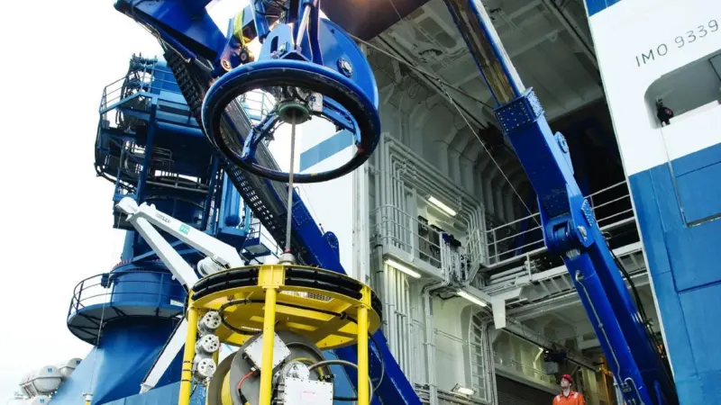 Rolls-Royce has aimed its LARS at the tooled up, heavier work ROVs and built the units with a 12 tonne capability
