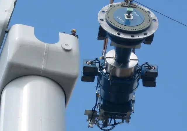 An offshore crane lifts a 12 tonne gearbox and disk brake assembly. Photo: Paul Anderson