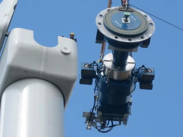 An offshore crane lifts a 12 tonne gearbox and disk brake assembly. Photo: Paul Anderson