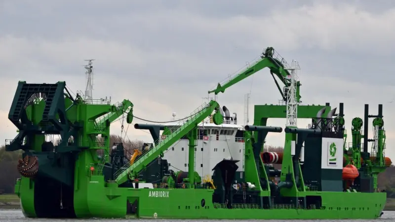 The cutter suction dredger Ambiorix must dredge some 45 million m3 of hard rock for the project