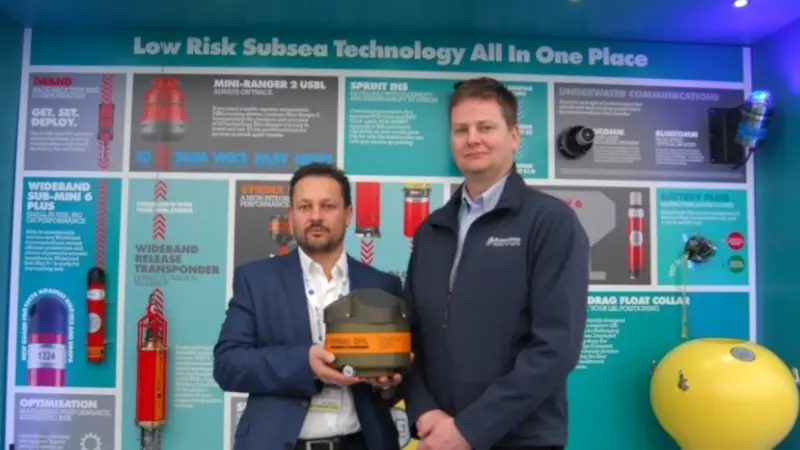 Barry Cairns from Sonardyne (right) and Scott Johnstone from STR (left) confirm the deal that makes STR the first to purchase the new Syrinx DVL