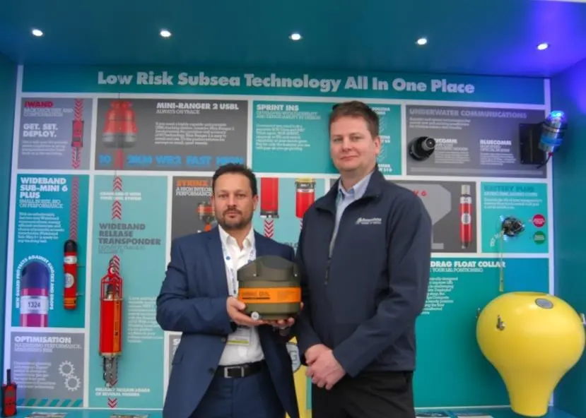 Barry Cairns from Sonardyne (right) and Scott Johnstone from STR (left) confirm the deal that makes STR the first to purchase the new Syrinx DVL
