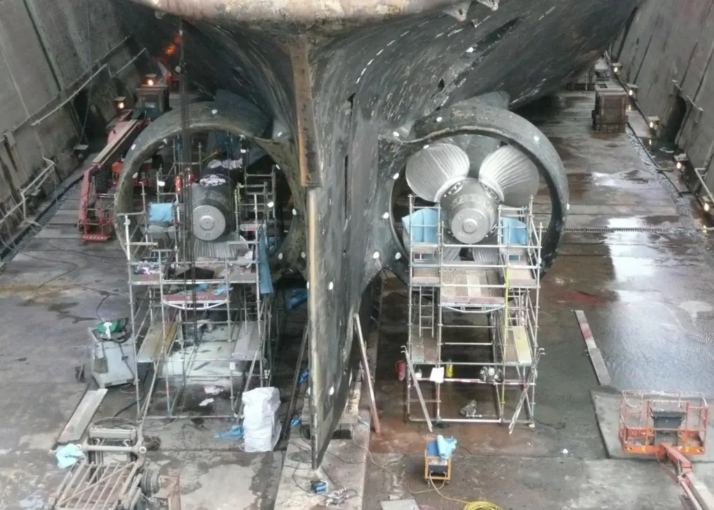 Polarstern prop repairs at LWB. High reliability semands on successor.