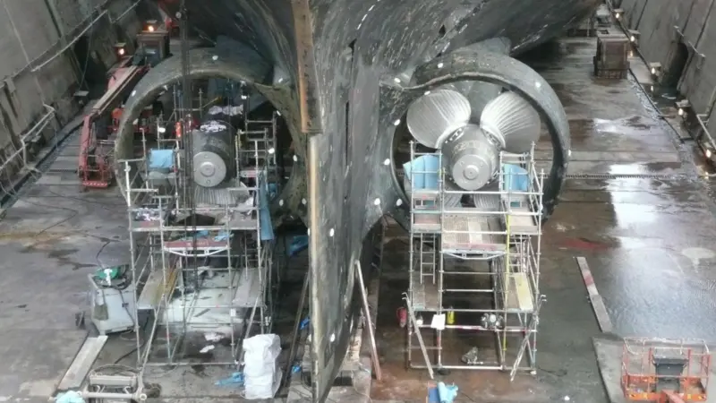 Polarstern prop repairs at LWB. High reliability semands on successor.