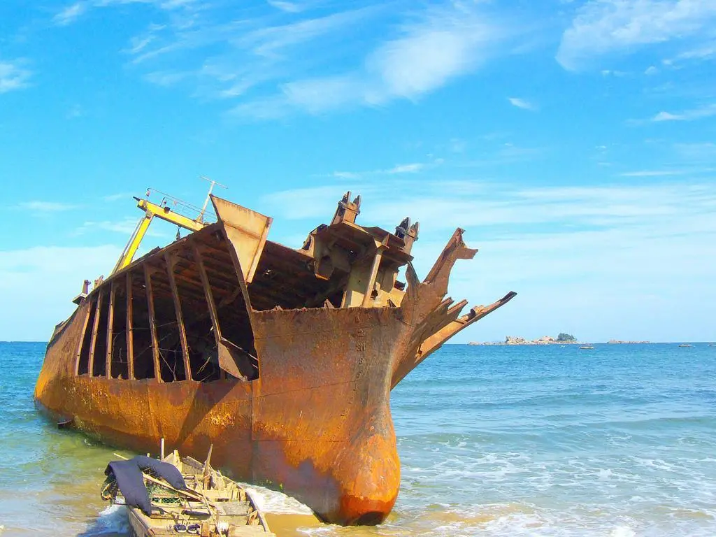 Concern for the environment supports adequate wreck removal provisions (yeowatzup-flikr)
