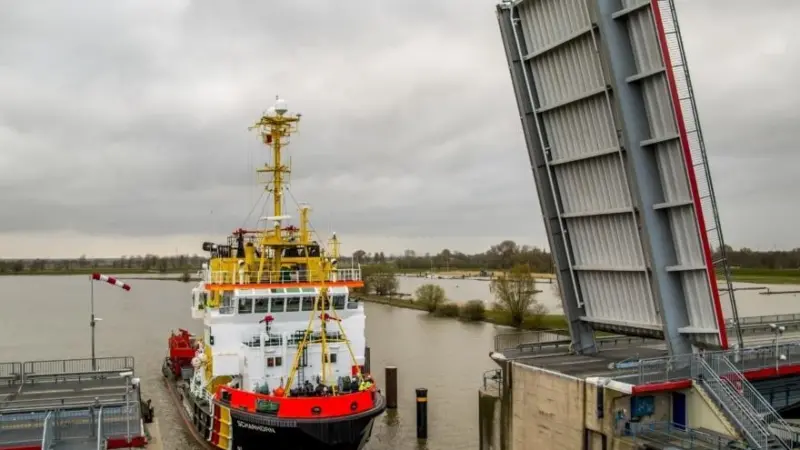 ‘Scharhörn’ leaves the yard after her long stay