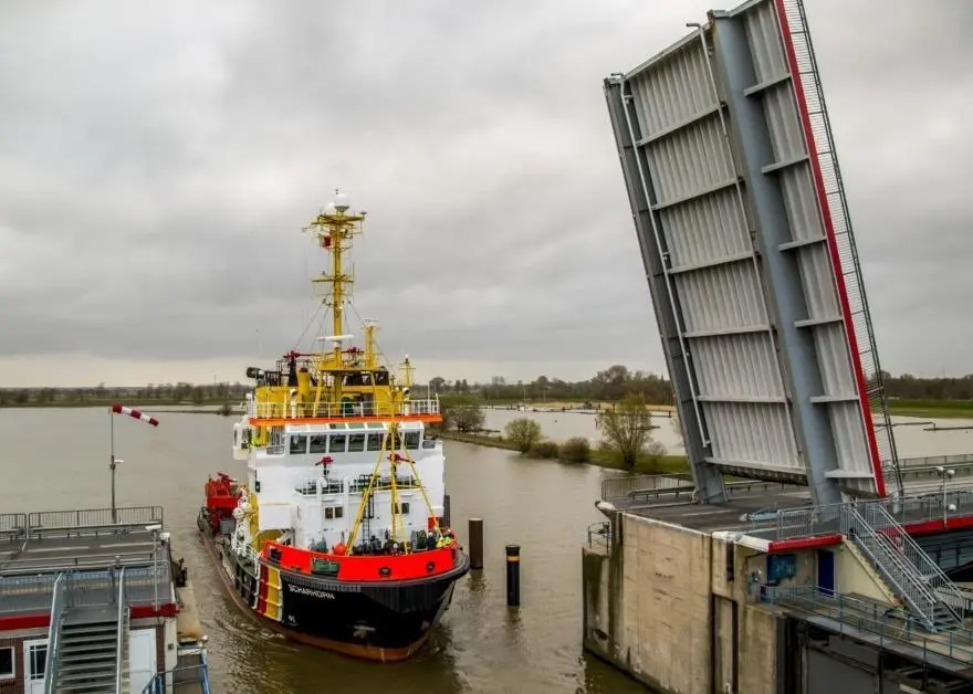 ‘Scharhörn’ leaves the yard after her long stay
