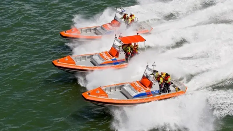 The crew consists of four people who can be seated on specially designed chairs behind the sheltered centre console