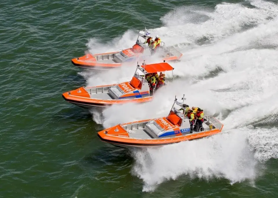 The crew consists of four people who can be seated on specially designed chairs behind the sheltered centre console