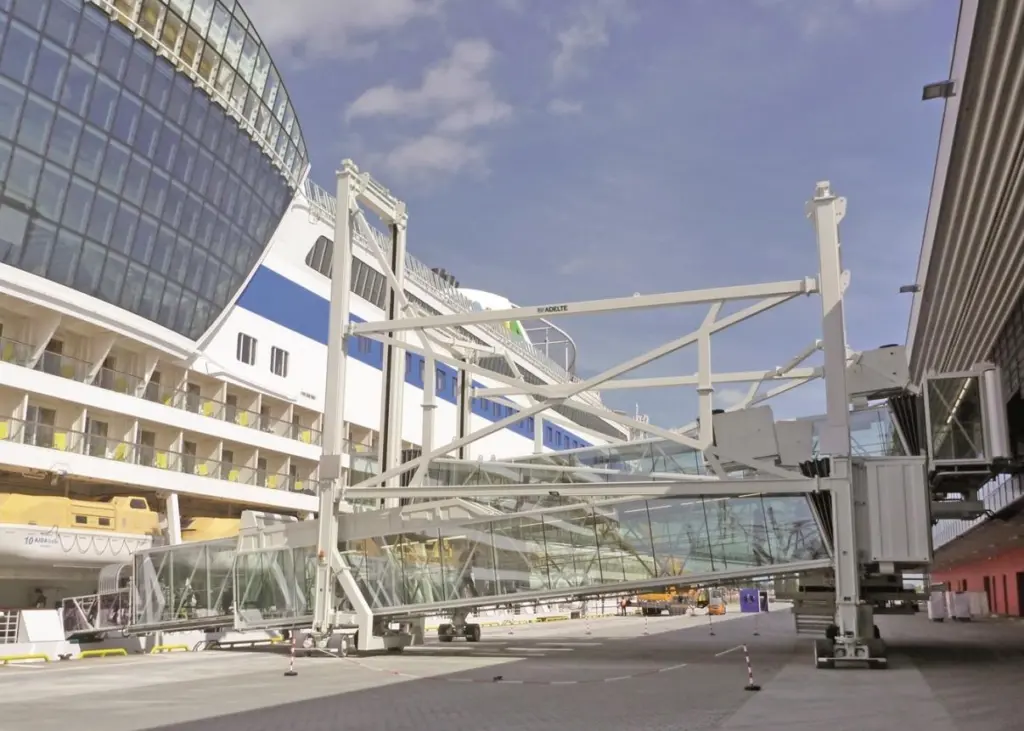 ADELTE's telescopic ramp can be converted into stairs thanks to electromechanical actuators
