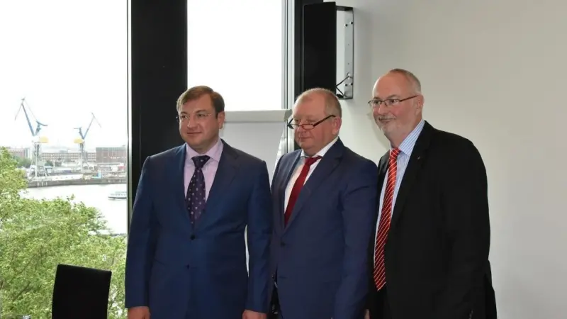 Dmitry Michaltschenko and Alexei Shukletsov from Port of Bronka with Ingo Egloff of Port of Hamburg Marketing