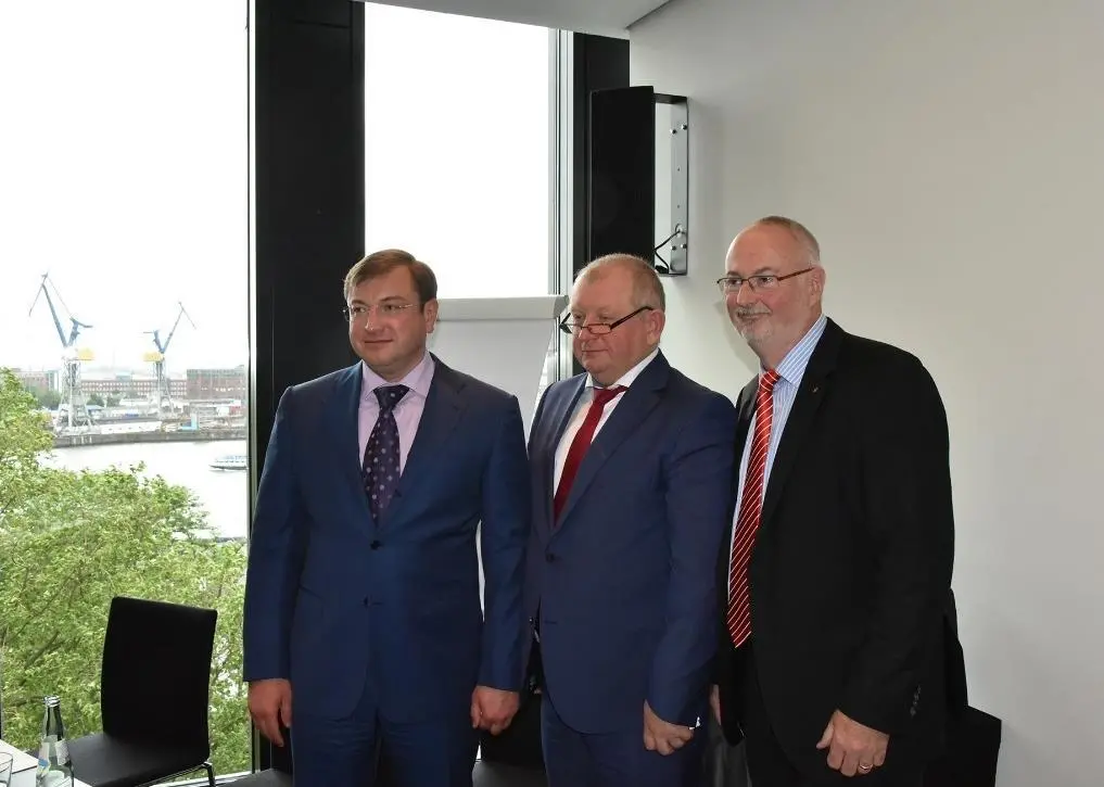 Dmitry Michaltschenko and Alexei Shukletsov from Port of Bronka with Ingo Egloff of Port of Hamburg Marketing
