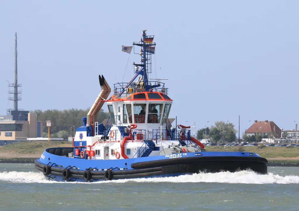 'Fairplay IX' is one of two new tractors now operating in Rotterdam (Peter Barker)