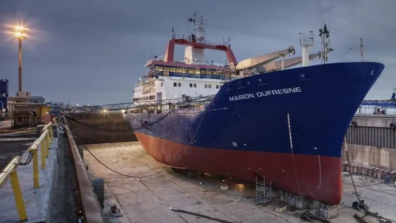 Work included the replacement of the vessel’s most important scientific apparatus, the multi-beam sonar