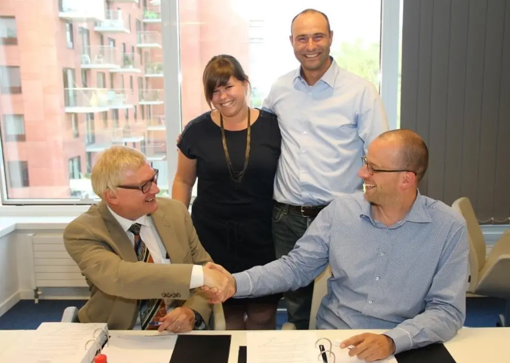 Nobelwind NV and Prysmian Group representatives signing the contract