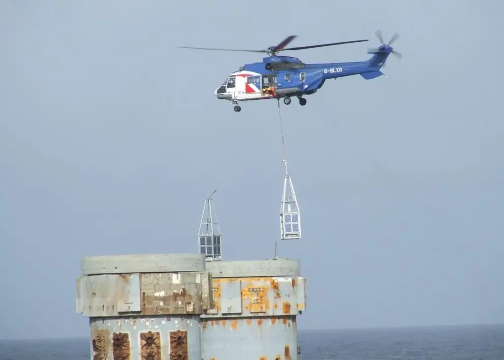 The close cooperation between ship and aircrew allowed the operations to proceed even though they were at the limit of feasibility due to the sea state