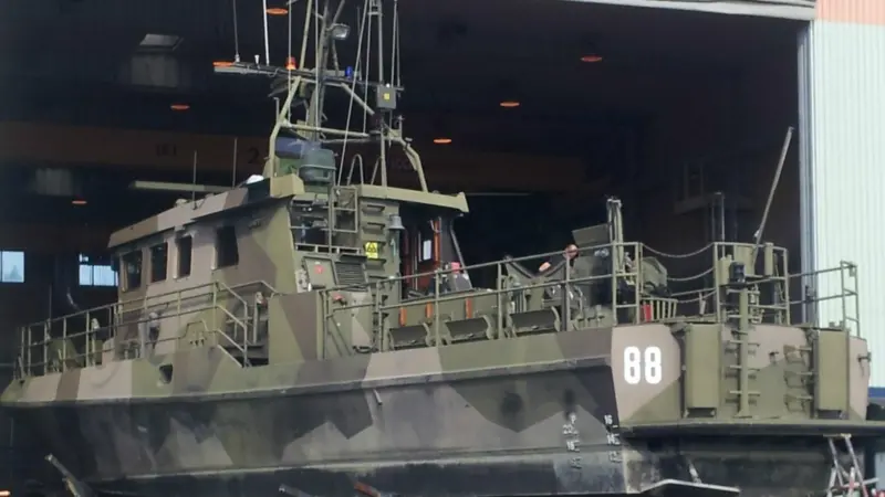 22 metres in length and with a displacement of 62 tons, the Tapper-class Fast Patrol Boats operate in extremely shallow water