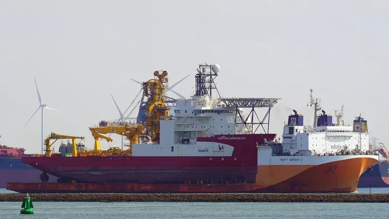‘Sapura Esmeralda’ travelling on the back of ‘Mighty Servant 3’ by Kees Torn
