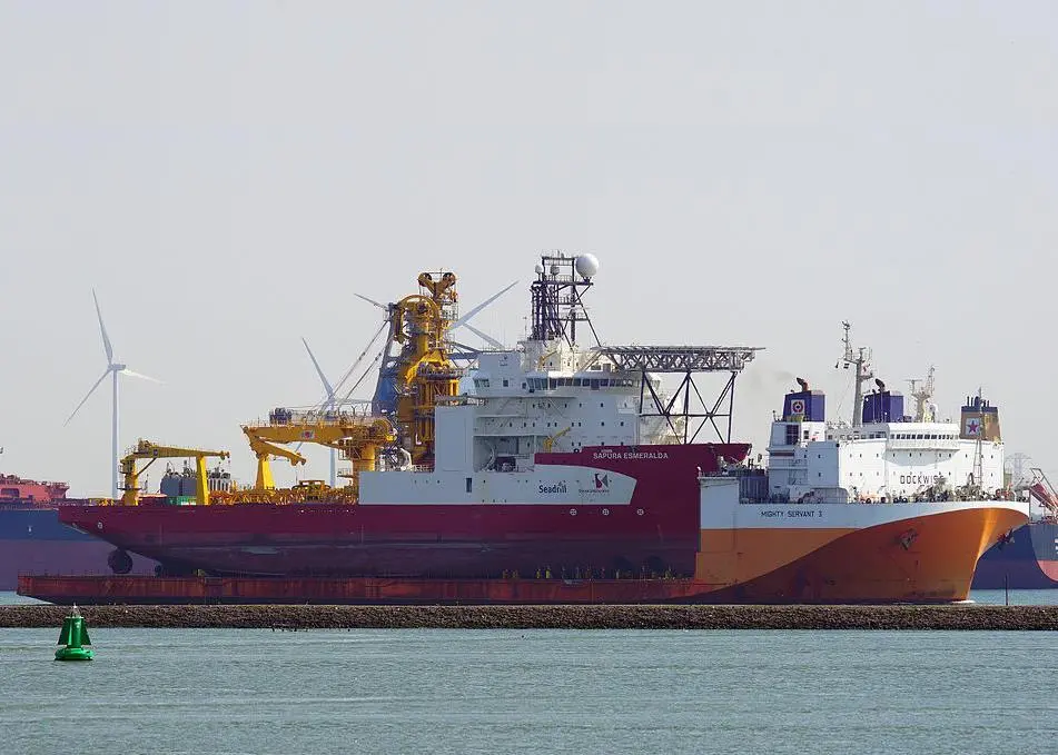 ‘Sapura Esmeralda’ travelling on the back of ‘Mighty Servant 3’ by Kees Torn