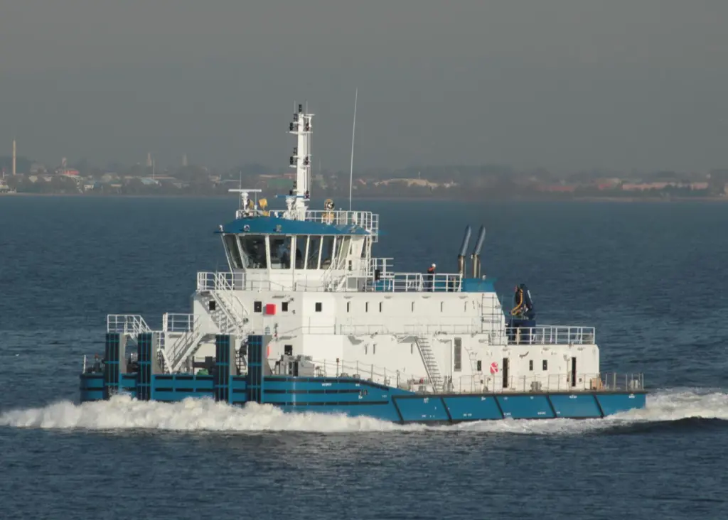 One of the eight push-tugs delivered by Uzmar (RAL)
