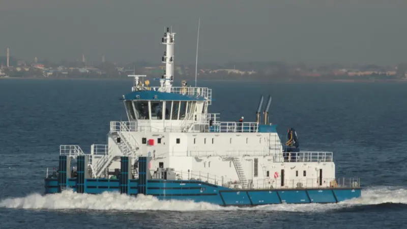 One of the eight push-tugs delivered by Uzmar (RAL)