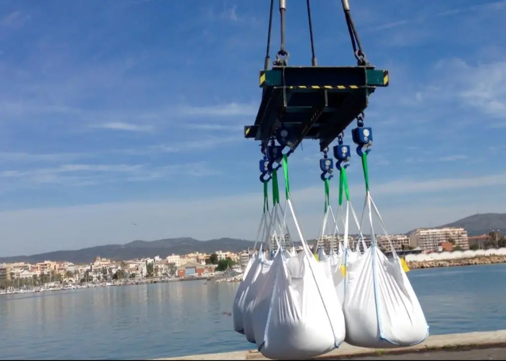 The patented Elebia hook features a magnet that both attracts and positions slings and other rigging gear