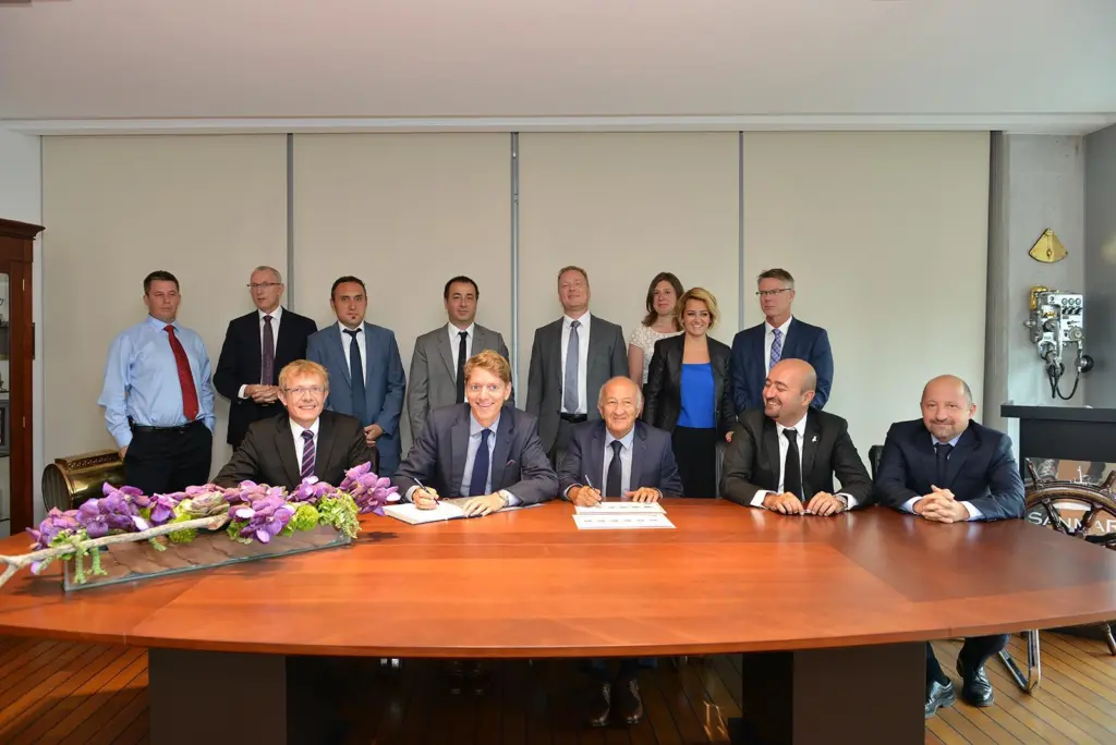 Representatives from Svitzer and Sanmar seal the deal (Sanmar)
