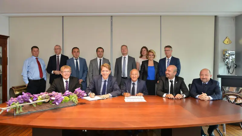 Representatives from Svitzer and Sanmar seal the deal (Sanmar)